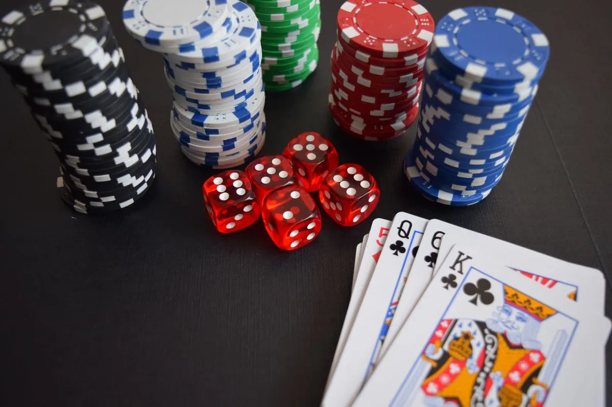 Chip kasino dan kartu di meja permainan